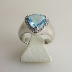 Bague topaze bleue et diamants or blanc